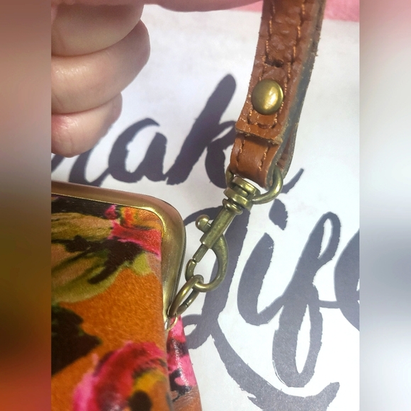 Patricia Nash Summer Roses Kiss Lock Wristlet EUC - Picture 7 of 14